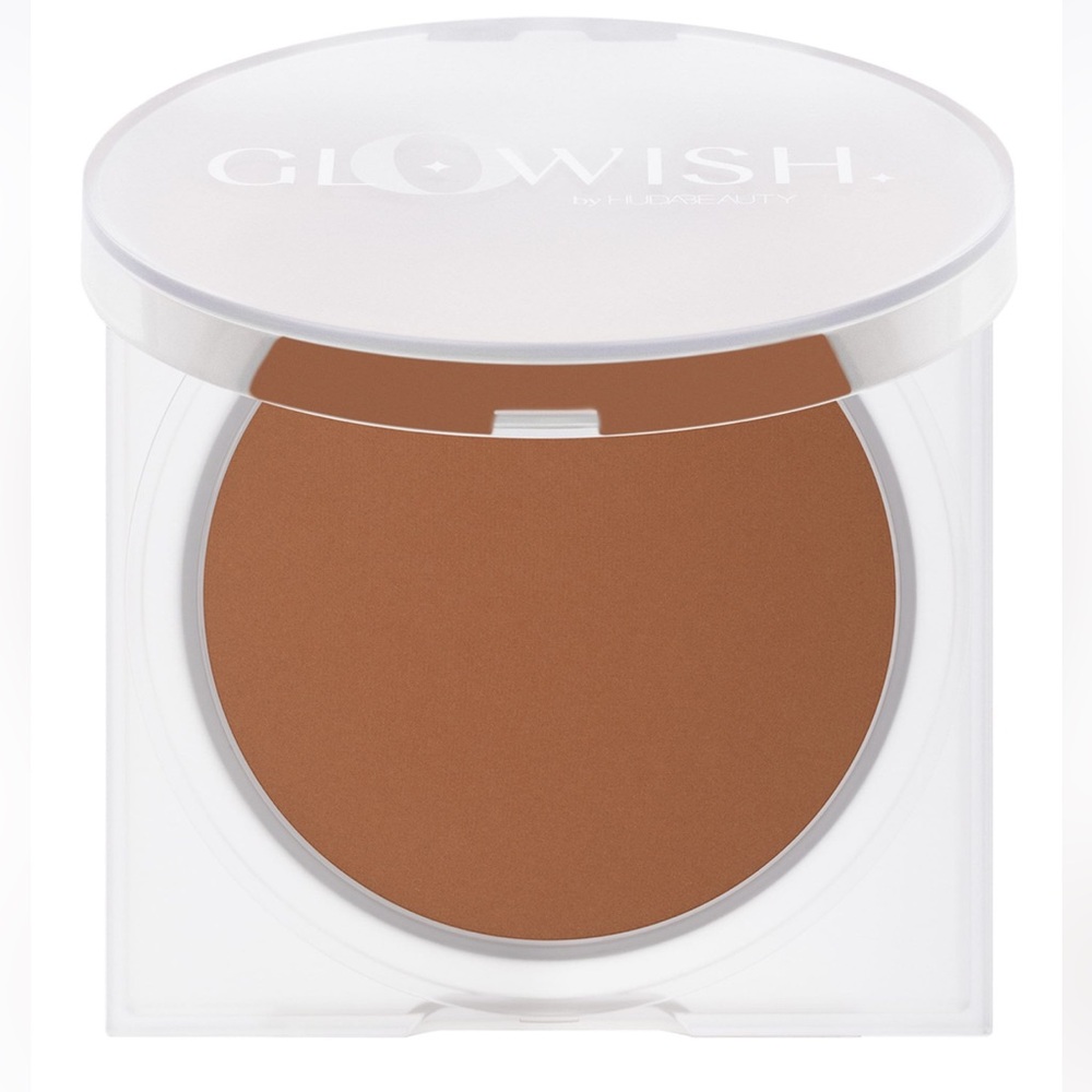 HUDA BEAUTY
GloWish Lightweight Blurring Pressed Powder